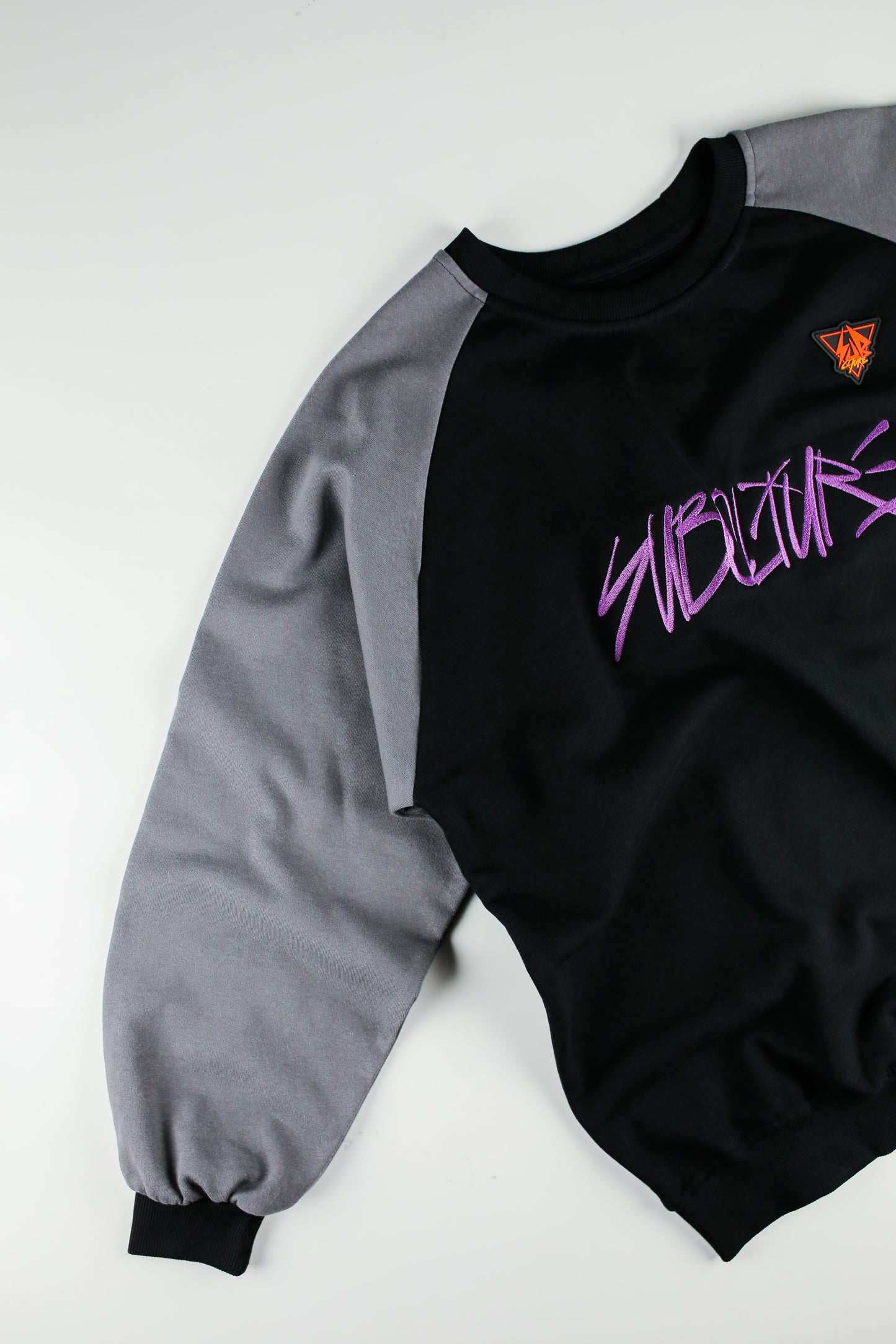 "TAGGIN'" CREW NECK SWEATSHIRT